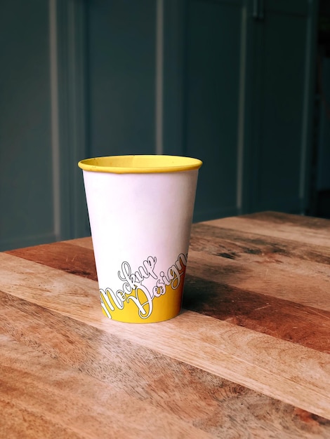 Maqueta realista en 3D de taza de café de papel con plantilla de maqueta editable para diseño de empaque de bebidas