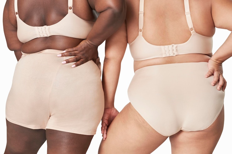 PSD maqueta de ropa de lencería beige de talla grande psd de moda