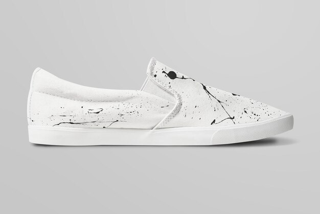 Maqueta de slipon blanco psd con salpicaduras de pintura diseño de ropa de calle zapatillas de deporte de moda