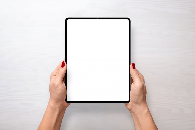 PSD maqueta de tableta digital en mujer manos vista superior posición vertical
