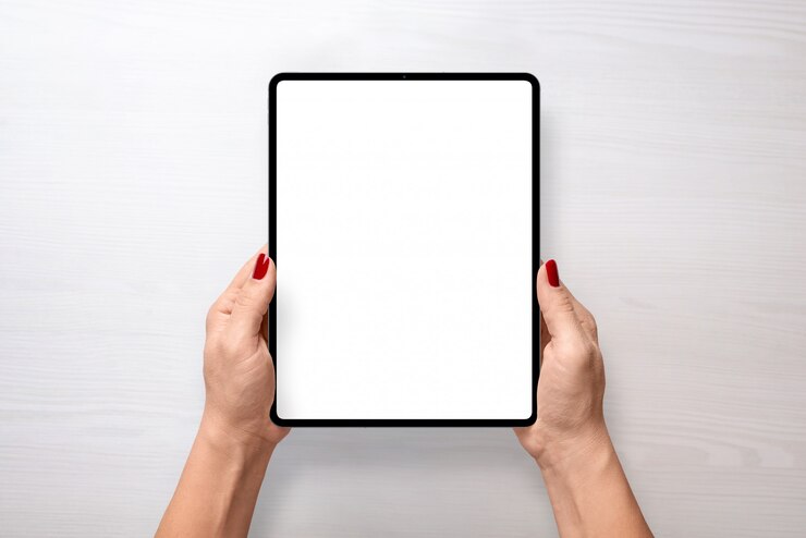 PSD maqueta de tableta digital en mujer manos vista superior posición vertical