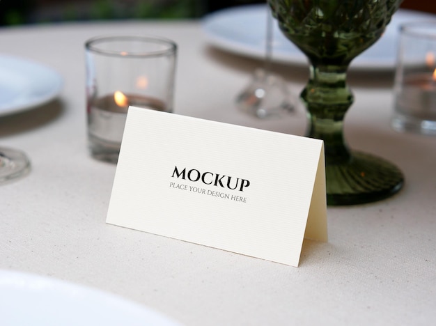 Maqueta de tarjeta blanca en blanco en la mesa de boda