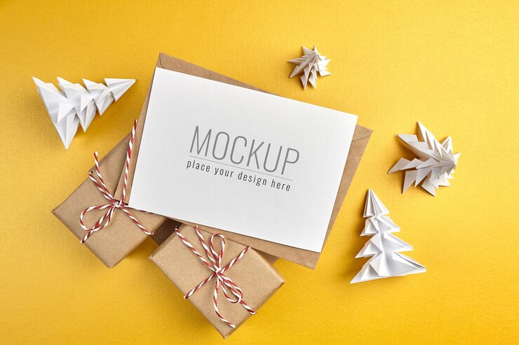 Maqueta de tarjeta de felicitación con cajas de regalo y árboles de Navidad de papel sobre fondo dorado