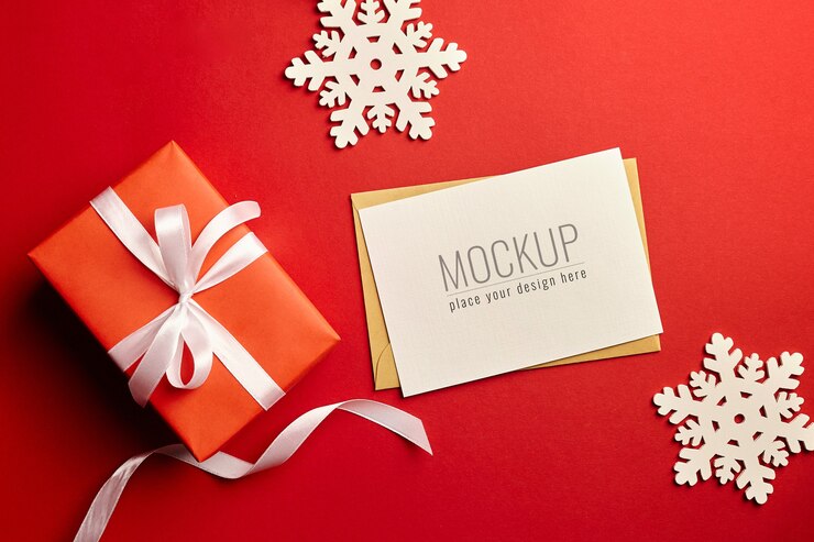 Maqueta de tarjeta de felicitación navideña con caja de regalo y adornos de madera