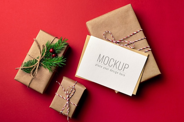 Maqueta de tarjeta de felicitación navideña con cajas de regalo decoradas