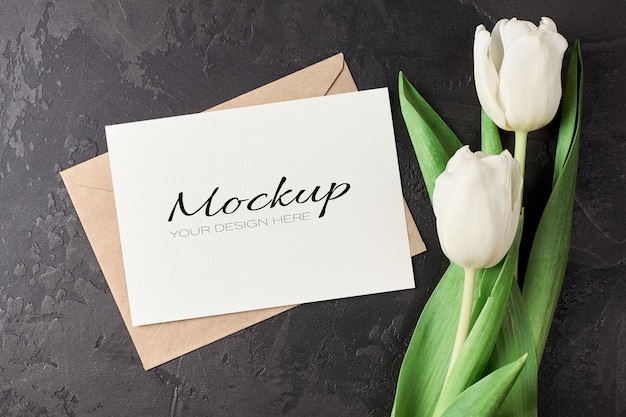Maqueta de tarjeta de felicitación o invitación con flores de tulipanes blancos
