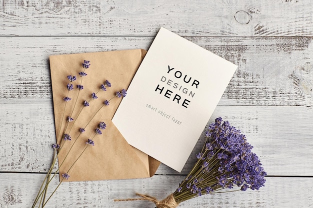 Maqueta de tarjeta de felicitación con ramo de flores de lavanda natural