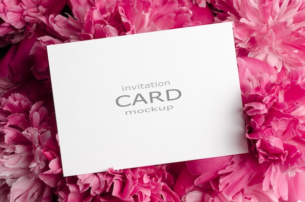 Maqueta de tarjeta de invitación de boda con flores de peonía rosa