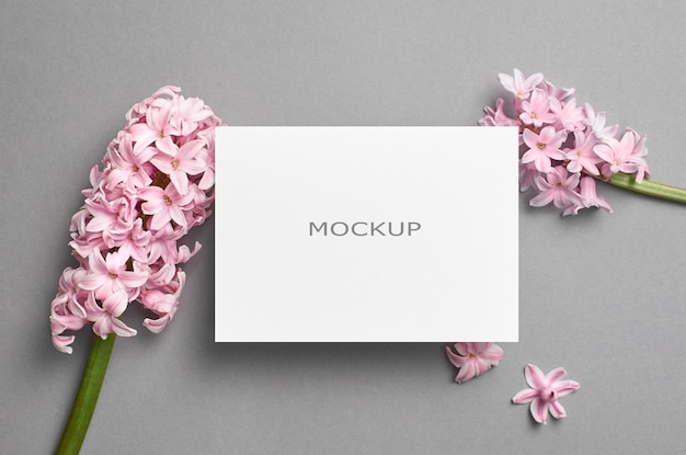 Maqueta de tarjeta de invitación de boda con flores de primavera rosa