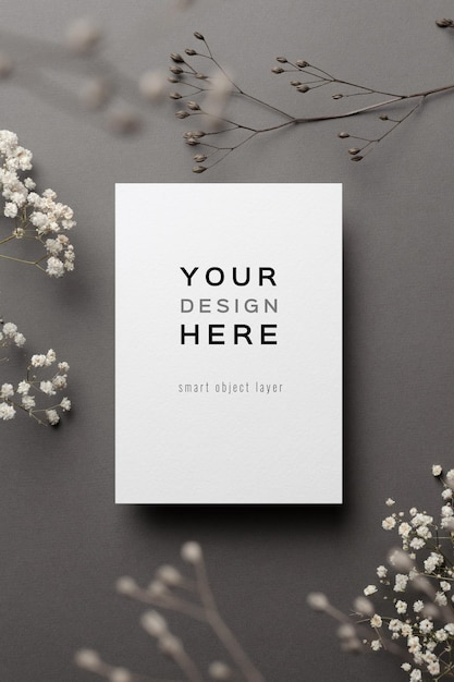 Maqueta de tarjeta de invitación de boda con ramitas de flores secas en gris
