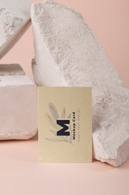 PSD maqueta de tarjeta de papel con piedra y rocas.