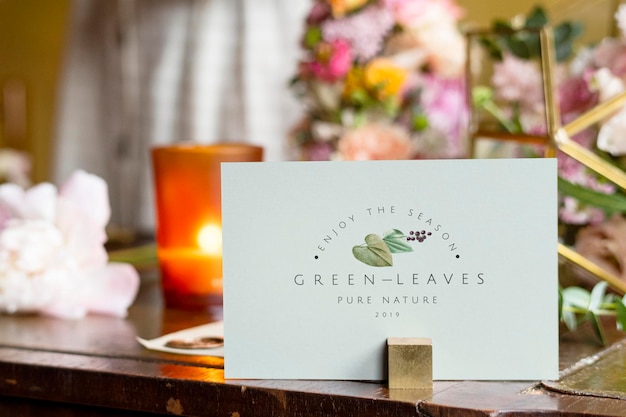 Maqueta de tarjeta por ramo de flores en una mesa de madera