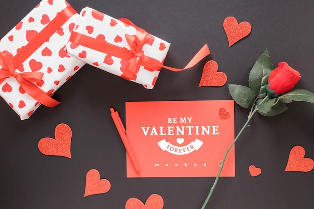 Maqueta de tarjeta de San Valentín con composición decorativa
