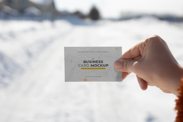 Maqueta de tarjeta de visita al aire libre en la nieve