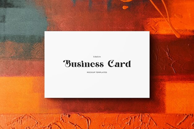 Maqueta de tarjeta de visita blanca sobre fondo coloreado y texturizado