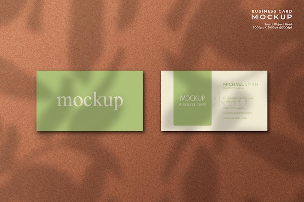 Maqueta de tarjeta de visita elegante y moderna de vista superior con fondo de textura y sombra de hoja natural
