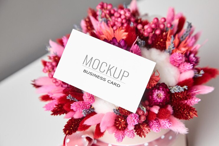 Maqueta de tarjeta de visita o invitación y primer plano de ramo de flores secas