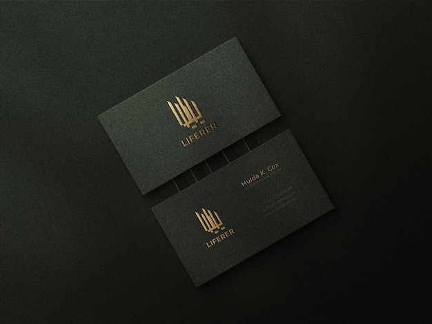 Maqueta de tarjeta de visita oscura de lujo con efecto en relieve y maqueta de logotipo dorado de lujo