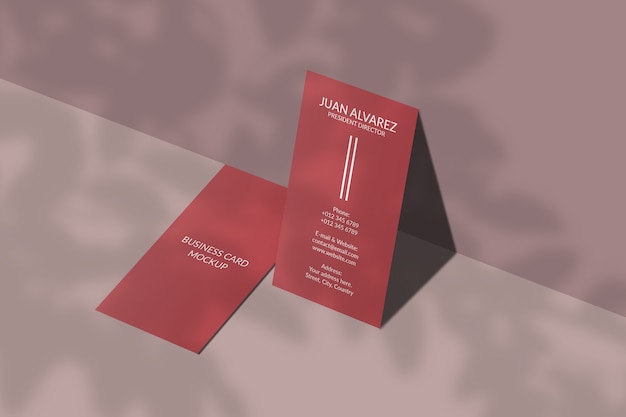 Maqueta de tarjeta de visita vertical con sombra de hoja
