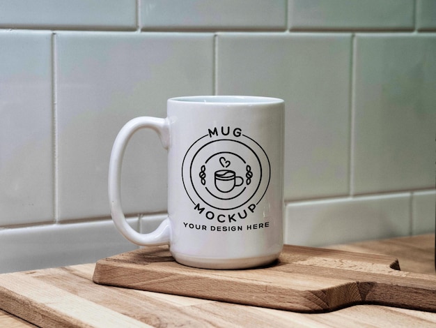 Una maqueta de taza blanca en la cocina