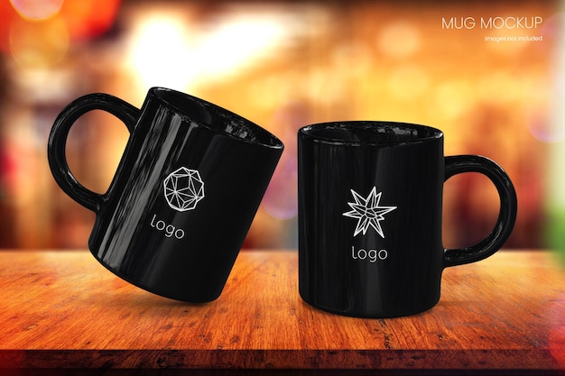 PSD maqueta de taza de café de 11 oz de dos tazas negras con café borroso en el fondo