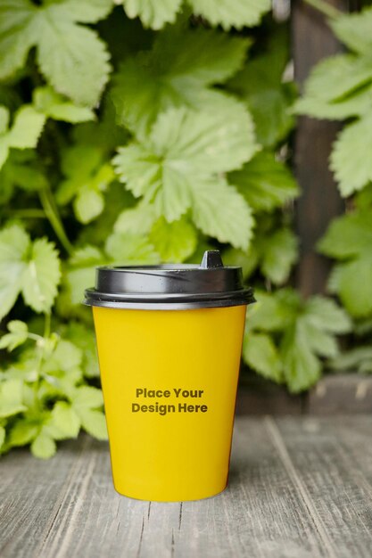 Maqueta de taza de café amarilla en formato PSD