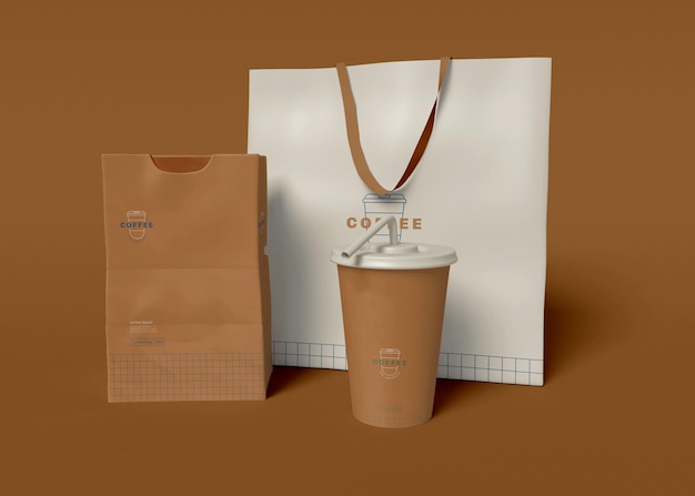 Maqueta de taza de café, bolsa y paquete de papel para llevar