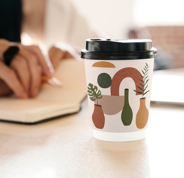 Maqueta de taza de café con diseño editable