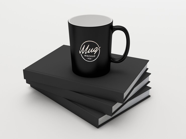 Maqueta de taza de café negro con libros