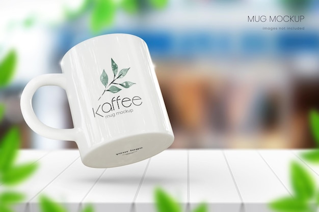 Maqueta de taza fotorrealista con café borroso en el fondo