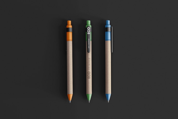 PSD maqueta de tres coloridos bolígrafos ecológicos