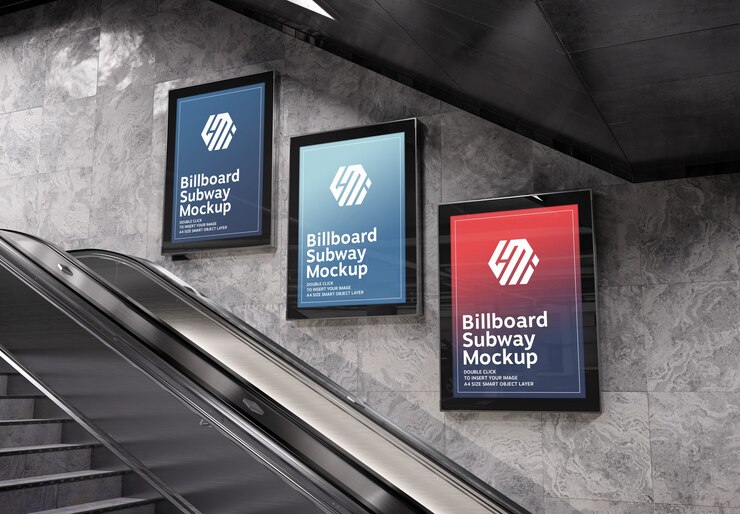 Maqueta de tres vallas publicitarias verticales en la estación de metro