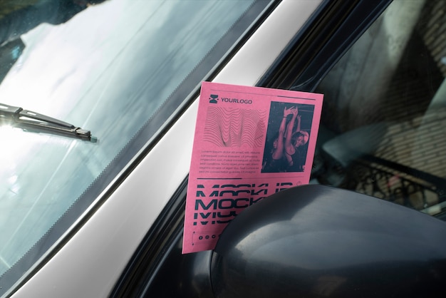 Maqueta de volante en el capó del coche