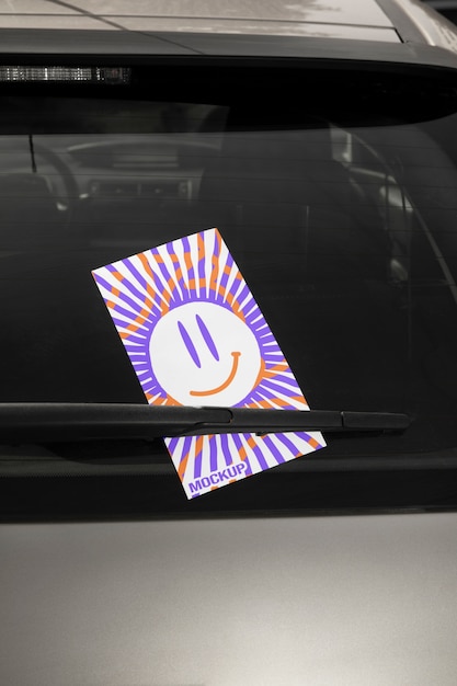 Maqueta de volante en parabrisas de auto