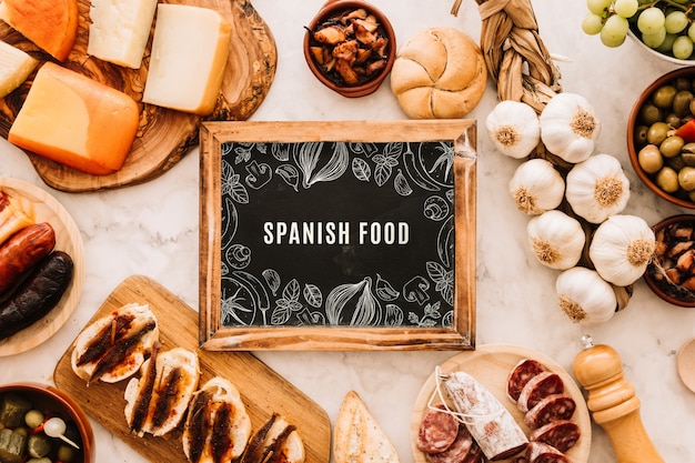 PSD maquete de ardósia com comida tradicional espanhola