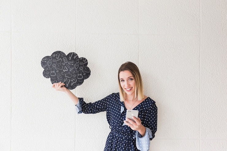 PSD maquete de bolha do discurso com mulher sorridente