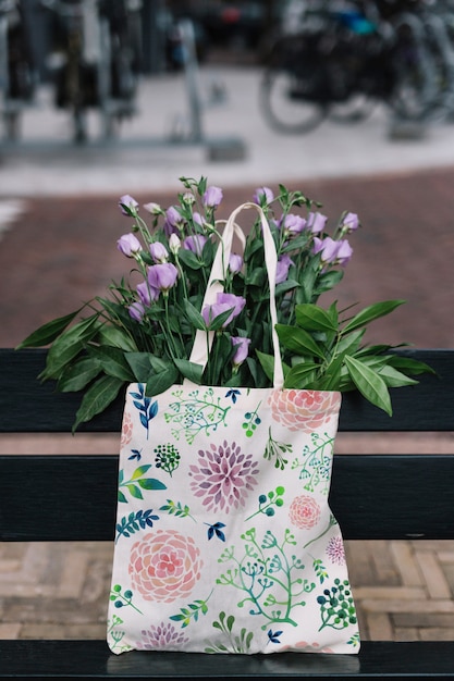 Maquete de bolsa com flores