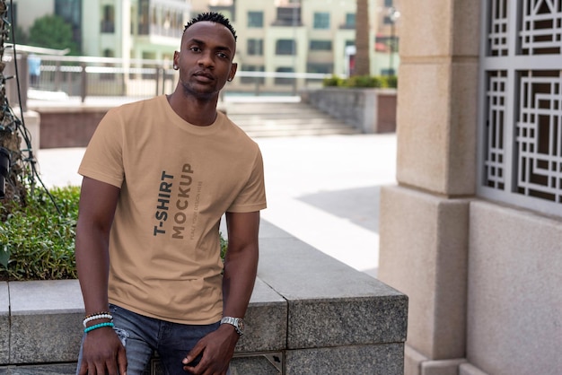 Maquete de camiseta de homem elegante africano