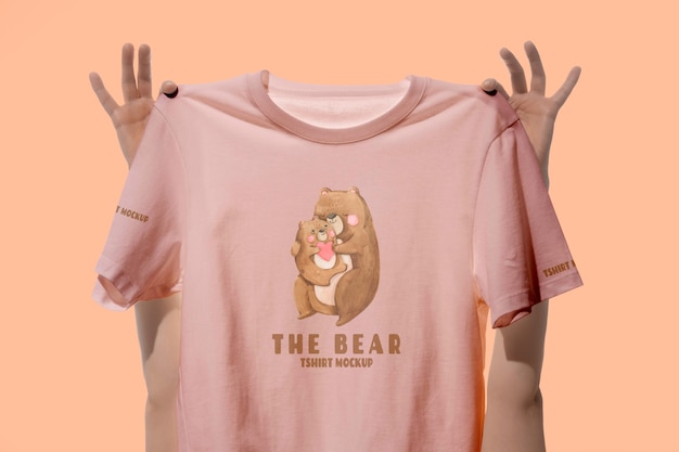 PSD maquete de camiseta realizada por mãos humanas