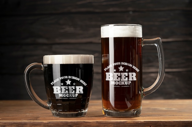 Maquete de caneca de cerveja na mesa de madeira