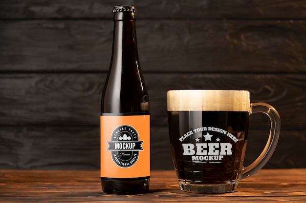 Maquete de caneca de cerveja na mesa de madeira