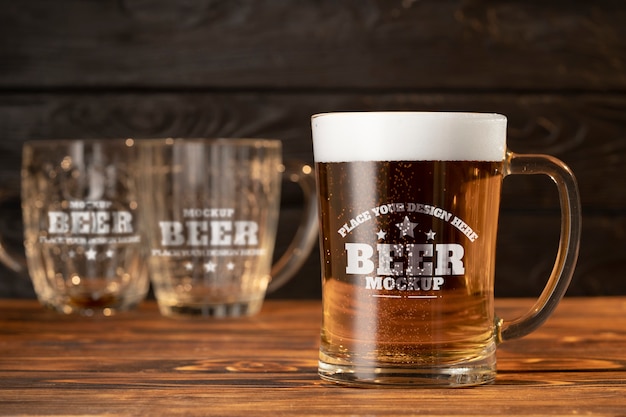 Maquete de caneca de cerveja na mesa de madeira