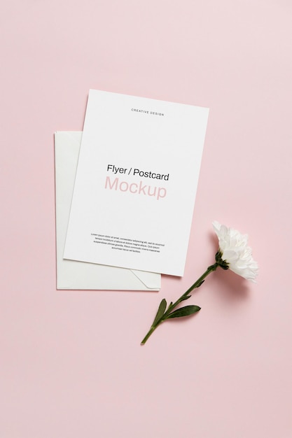maquete de cartão 5x7 com flor branca e envelope em fundo rosa