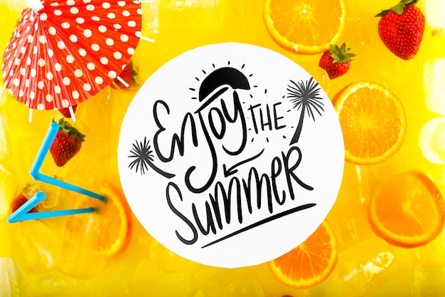 Maquete de cartão com conceito de verão tropical com frutas