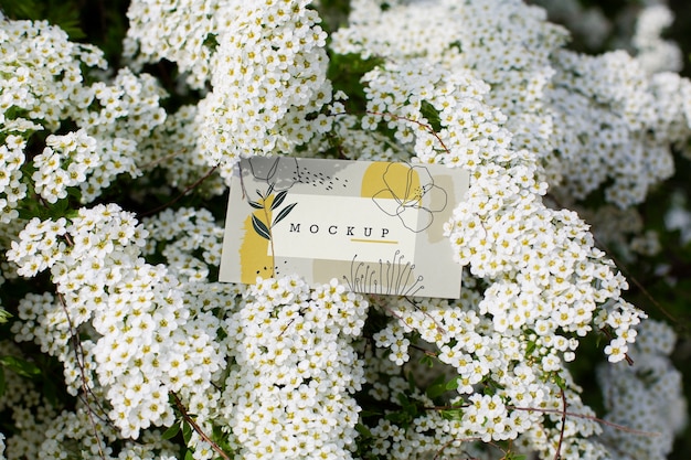 PSD maquete de cartão com fundo floral