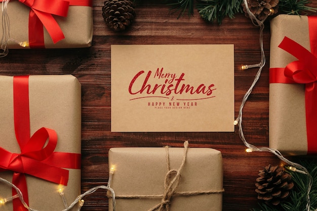 Maquete de cartão de feliz Natal com decorações de presentes de Natal