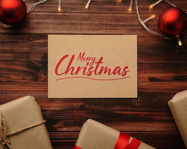 Maquete de cartão de feliz Natal com decorações de presentes de Natal