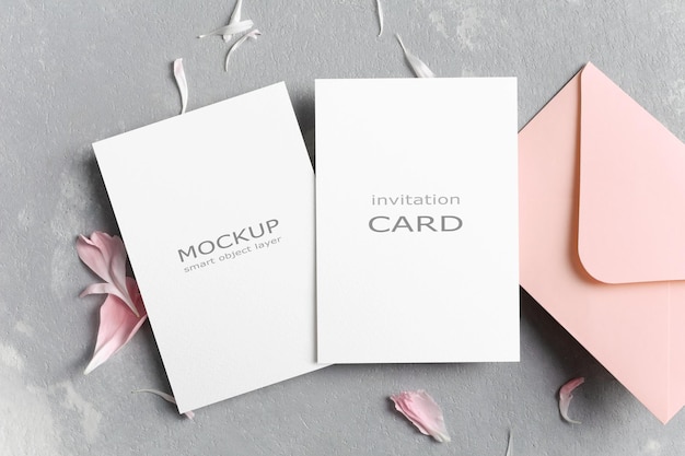 Maquete de cartão de iniciação de casamento com envelope