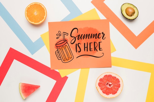 Maquete de cartão de papel plana leigo com frutas de verão