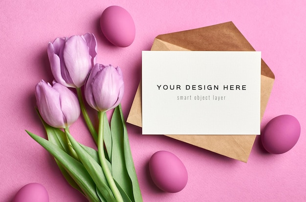 Maquete de cartão do feriado de Páscoa com ovos coloridos e tulipas rosa